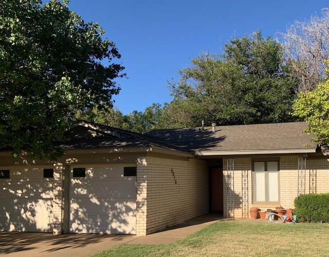 view of front of property featuring a garage and a front yard