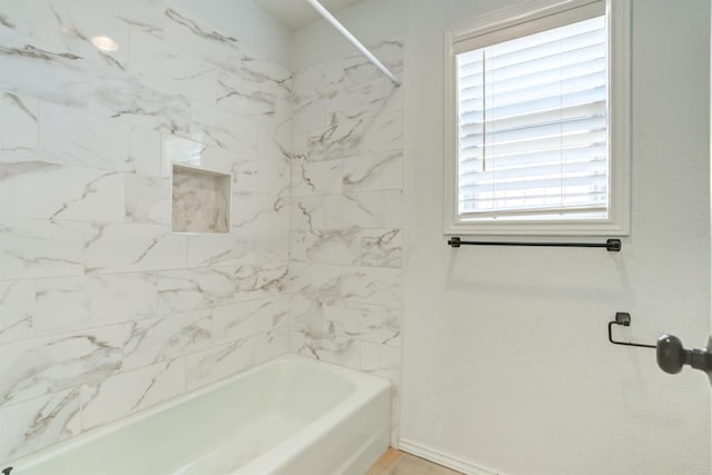 bathroom with tiled shower / bath