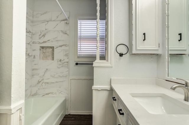 bathroom with vanity and tiled shower / bath