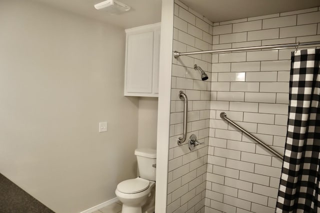 bathroom with curtained shower and toilet