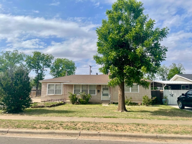 ranch-style home featuring a front lawn