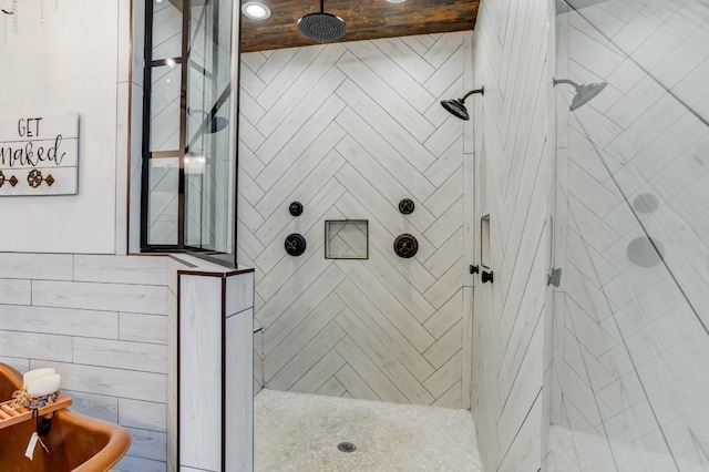 bathroom featuring tiled shower