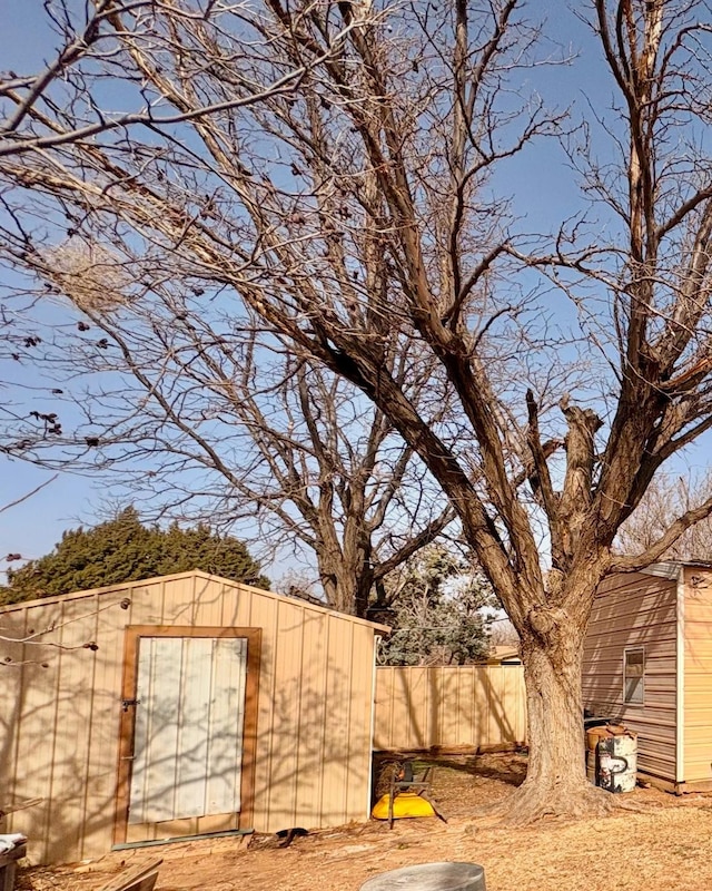 819 N Amherst Hwy, Earth, TX 79031 - view of yard with a shed