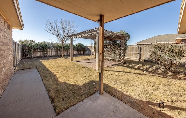 view of yard featuring a pergola and a patio area