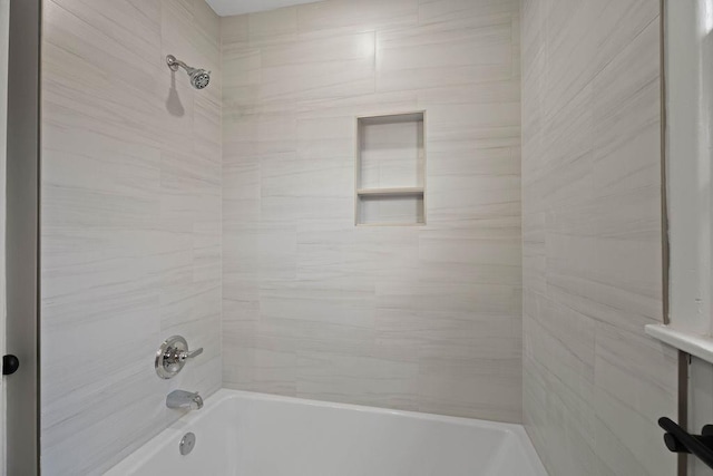 bathroom featuring tiled shower / bath combo