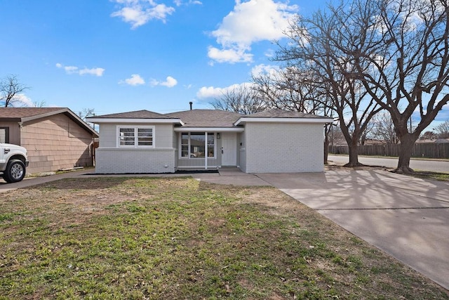 single story home with a front yard