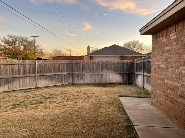 view of yard at dusk