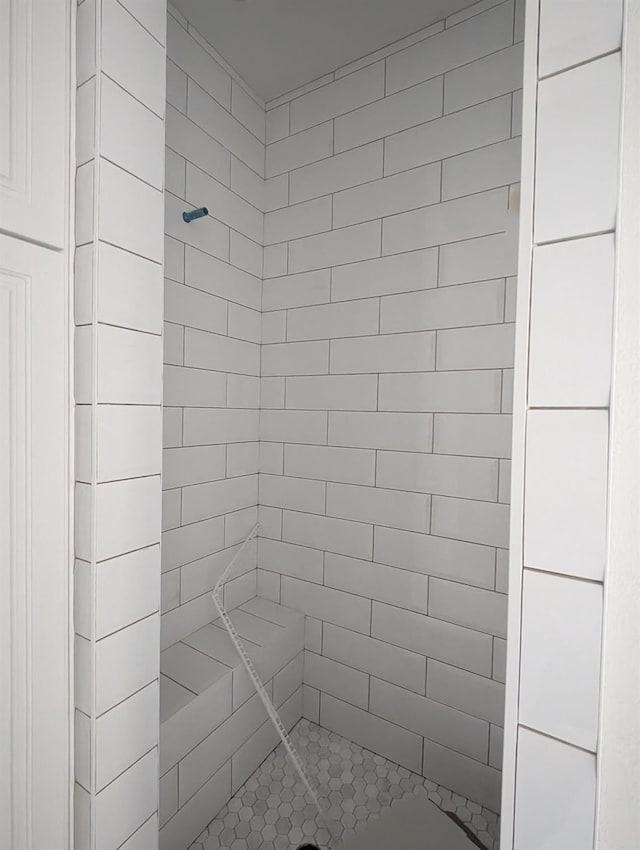 bathroom featuring tiled shower