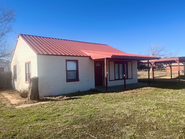 view of front facade featuring a front yard