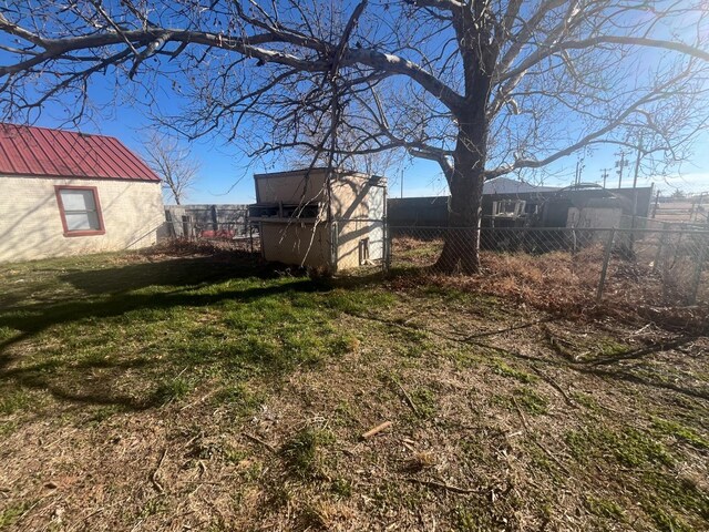 view of yard with a storage unit