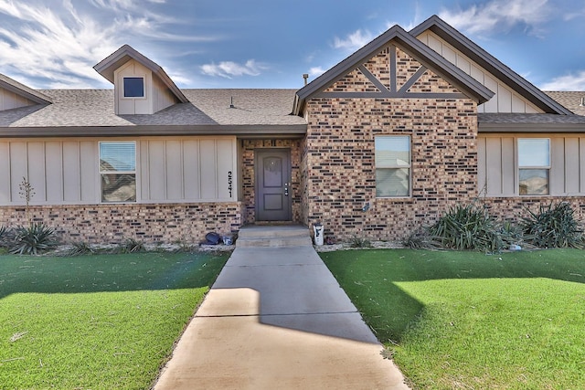 view of front of house with a front lawn