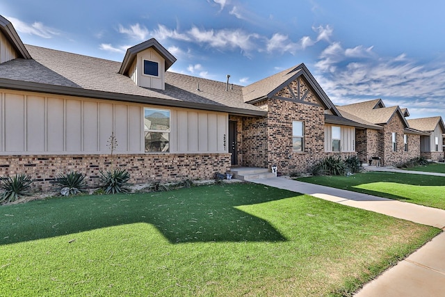 view of front of home featuring a front lawn