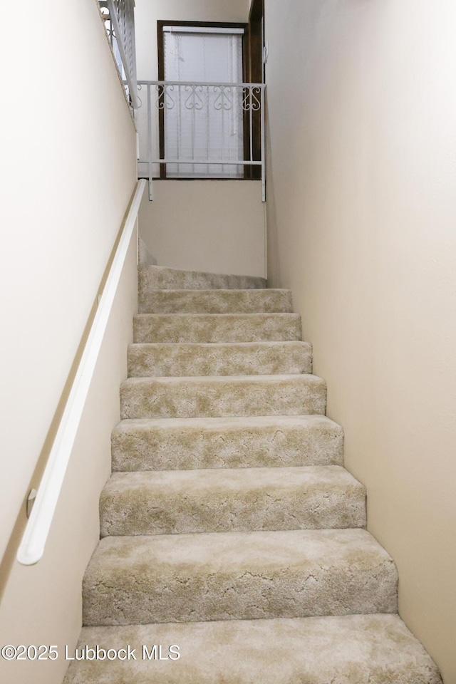 2512 Holliday Dr, Plainview, TX 79072 - view of staircase