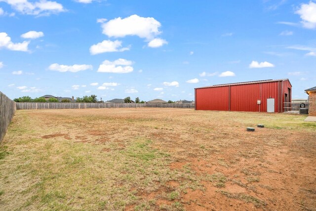 view of yard featuring an outbuilding