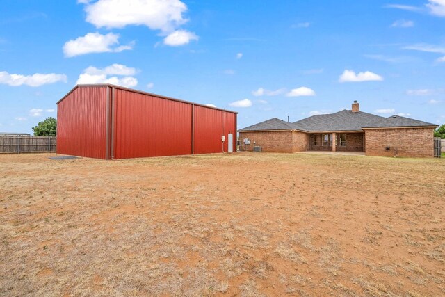 view of yard with an outdoor structure