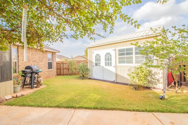 view of yard with an outdoor structure