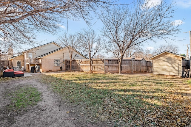 view of yard with a storage shed