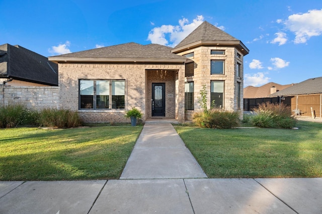 view of front of house featuring a front lawn