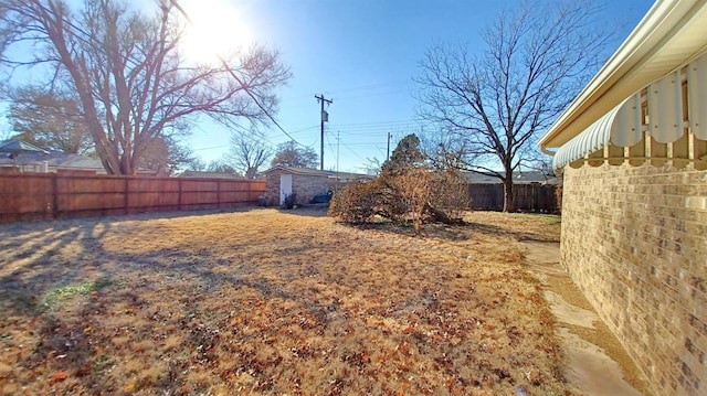 view of yard featuring a storage shed