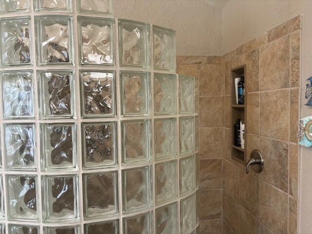 room details featuring tiled shower