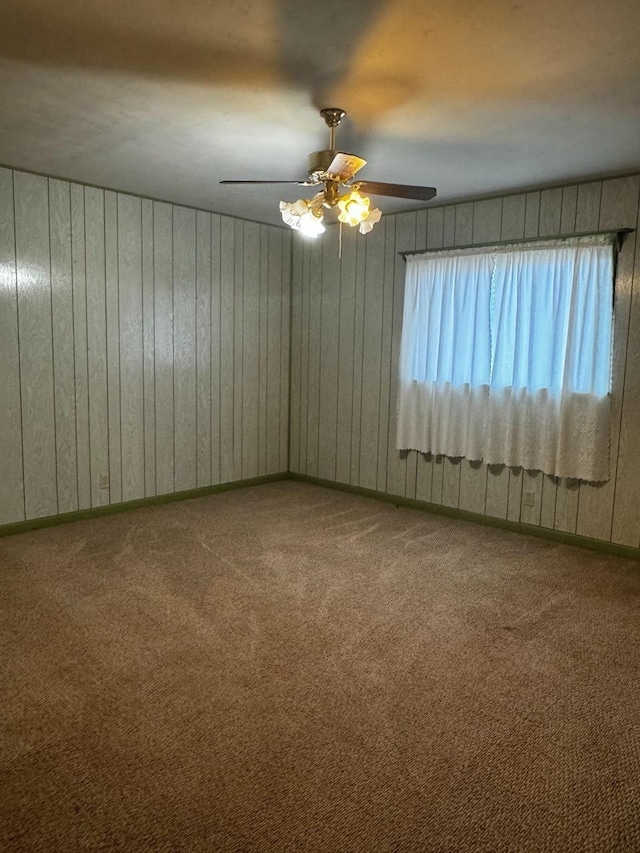 unfurnished room featuring ceiling fan and carpet