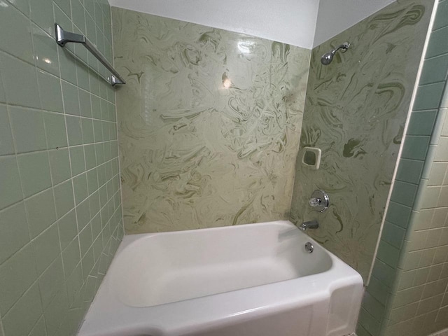 bathroom featuring tiled shower / bath combo