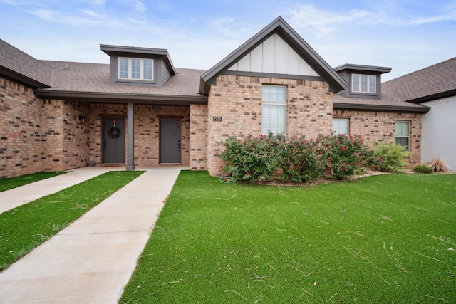 view of front of house featuring a front yard