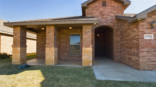 entrance to property featuring a yard