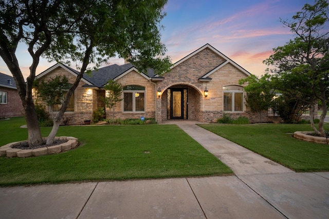 view of front facade with a yard