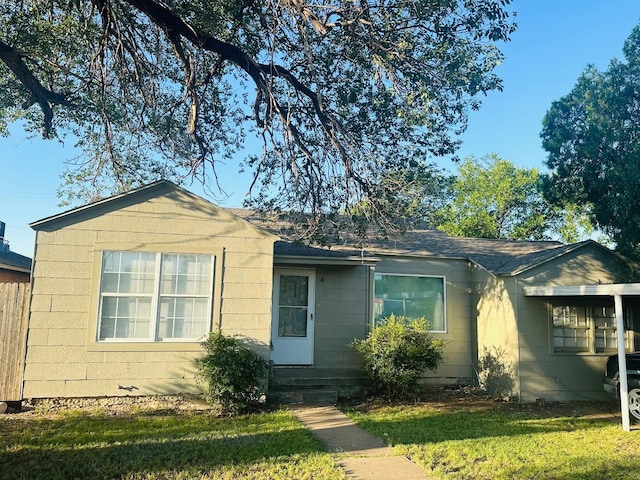 single story home with a front yard