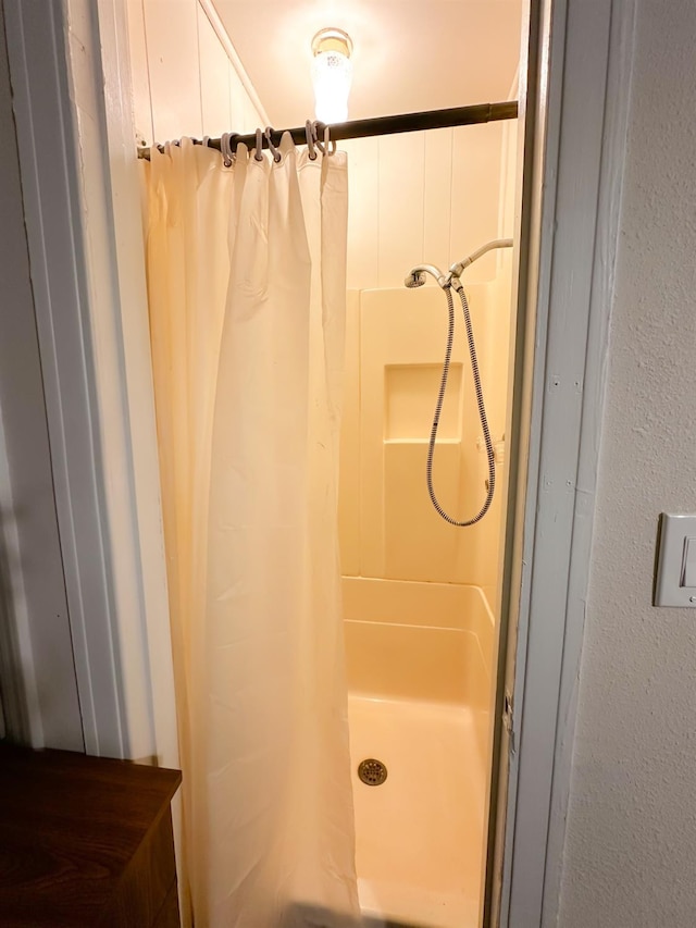 bathroom featuring curtained shower