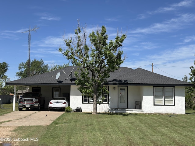 view of front facade featuring roof with shingles, a front lawn, stucco siding, a carport, and driveway