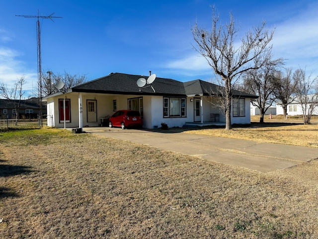 ranch-style house featuring a front lawn