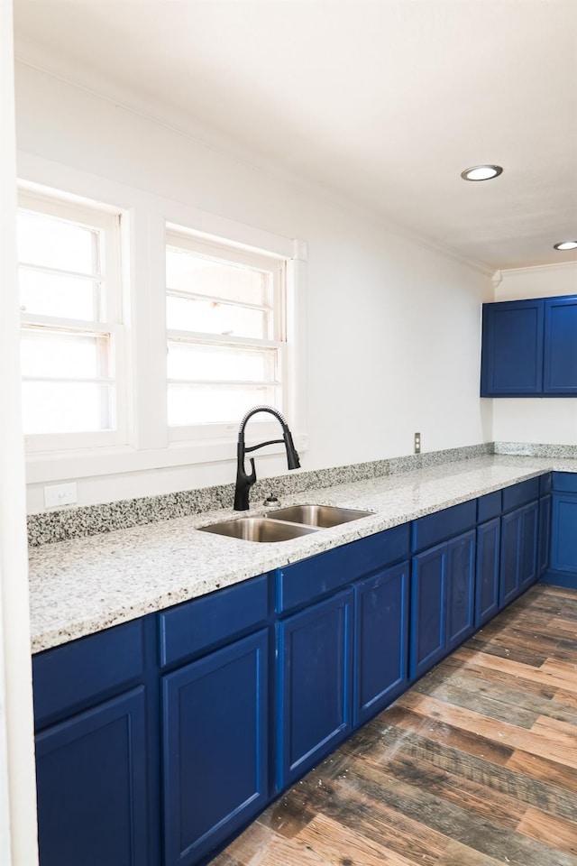 kitchen featuring blue cabinets, sink, a wealth of natural light, and dark wood-type flooring