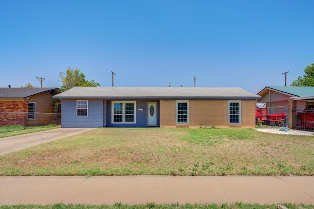 ranch-style house featuring a front yard