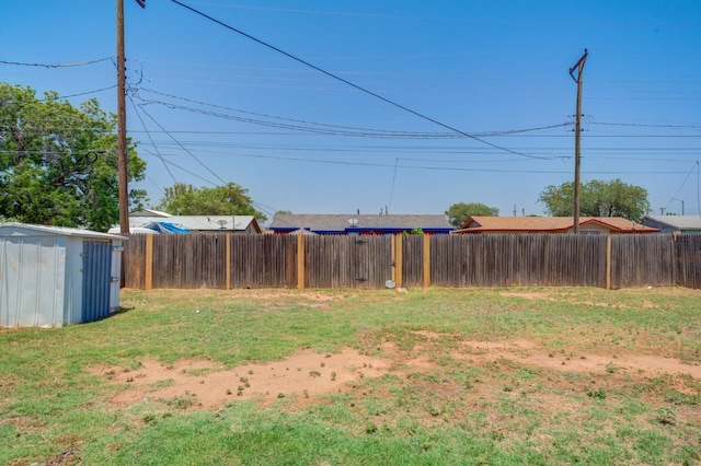 view of yard with a shed