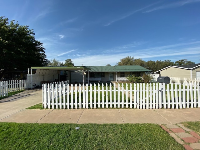 view of front of property featuring a front yard