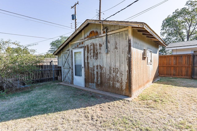 view of outdoor structure featuring a yard