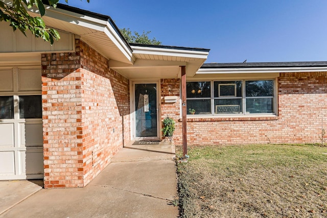 property entrance featuring a yard