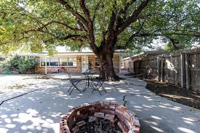 view of patio with a fire pit