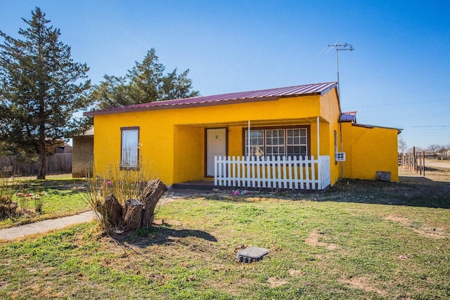 view of front of property featuring a front lawn