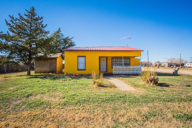 view of front of property featuring a front lawn