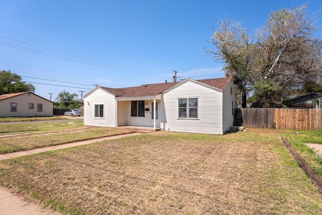 view of front facade featuring a front lawn