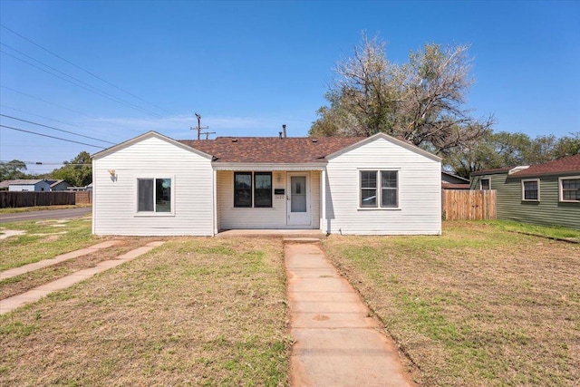 bungalow featuring a front lawn