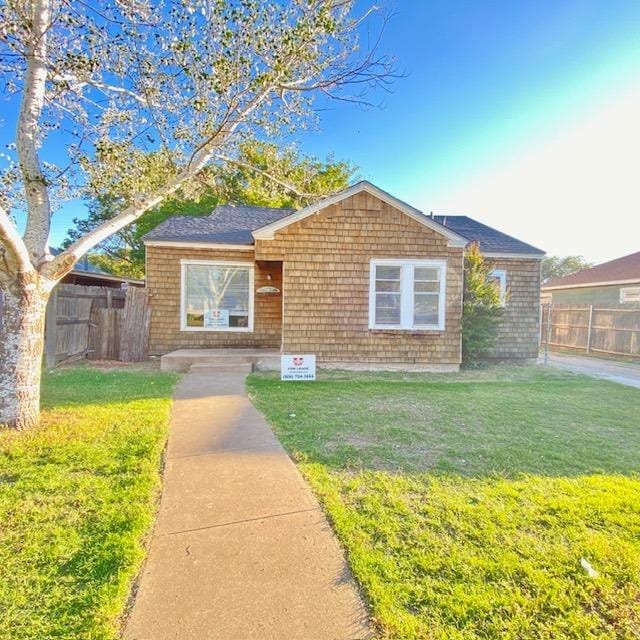 view of front facade with a front lawn