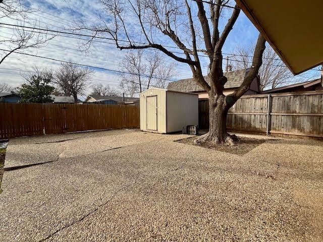 view of yard with a shed