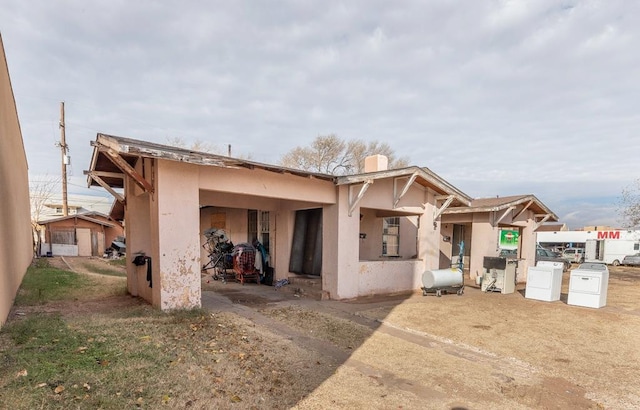 rear view of house with washer and dryer