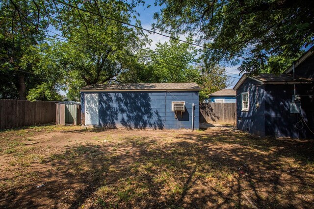 view of yard featuring a shed