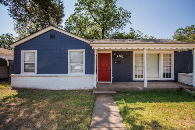 view of front of house featuring a front lawn