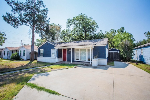 single story home with a front lawn